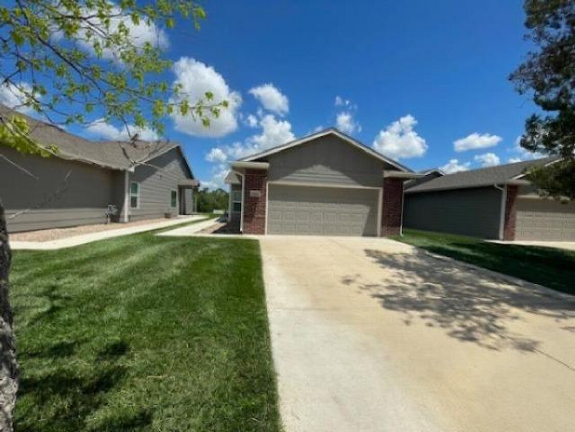 Foto principal - For Rent – Charming 3 Bed | 2 Bath Home wi...