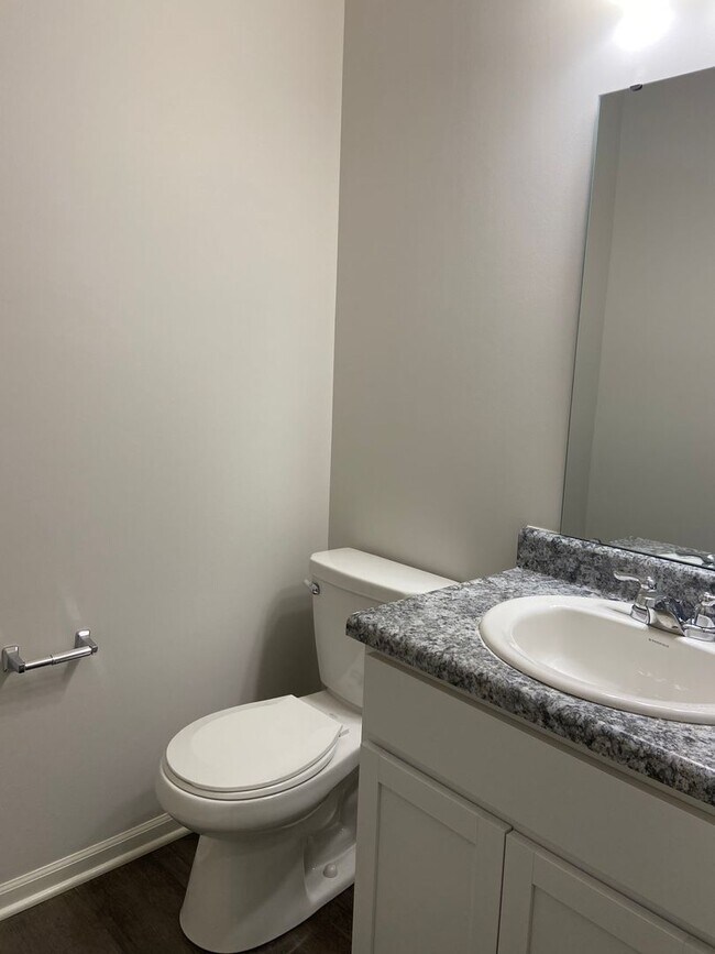 Foto del edificio - *Pre-leasing* Three Bedroom | Two and a Ha...
