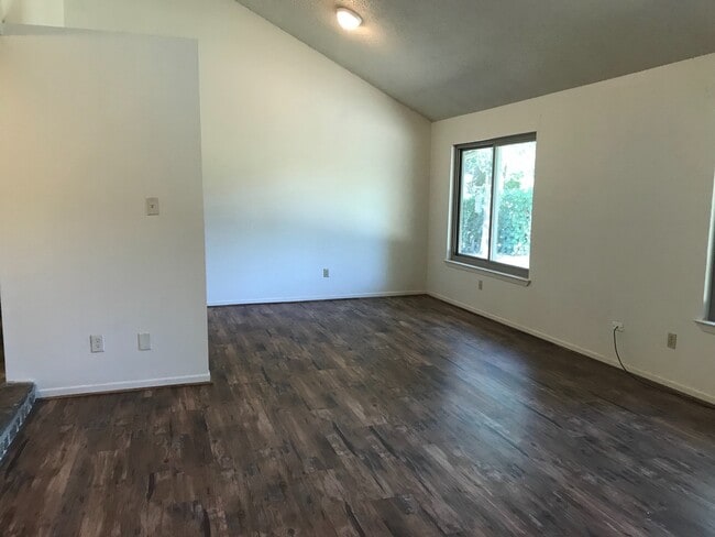 Building Photo - 108 Stone Canyon Ct