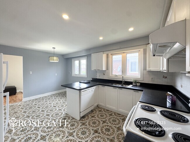 Photo du bâtiment - Spacious 3-Bedroom Main Level Apartment with Private Balcony – Brampton