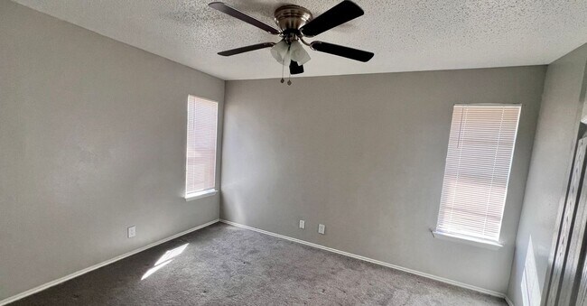 Building Photo - 806 Station, 3