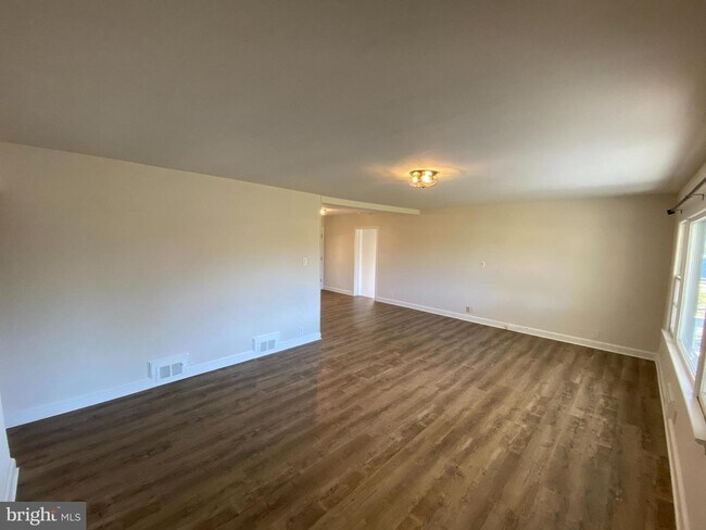 Building Photo - 1705 Bragg Rd
