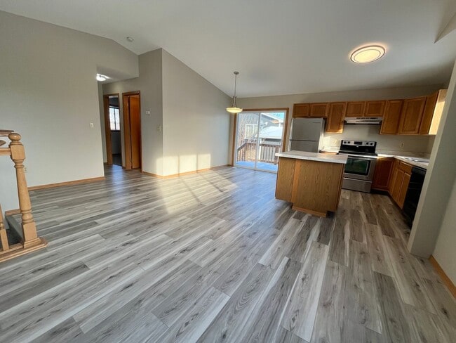 Foto del edificio - 5 Bed/2 Bath West Side Home!