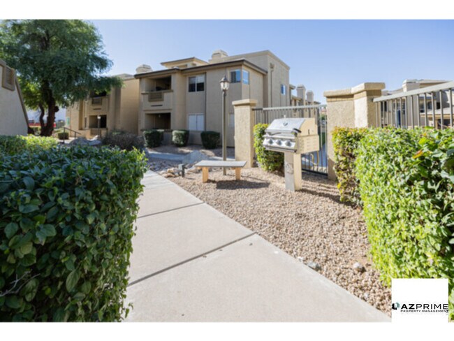 Foto del edificio - Exquisite Phoenix 2/2 Condo with Pool Views &amp; Resort Amenities!