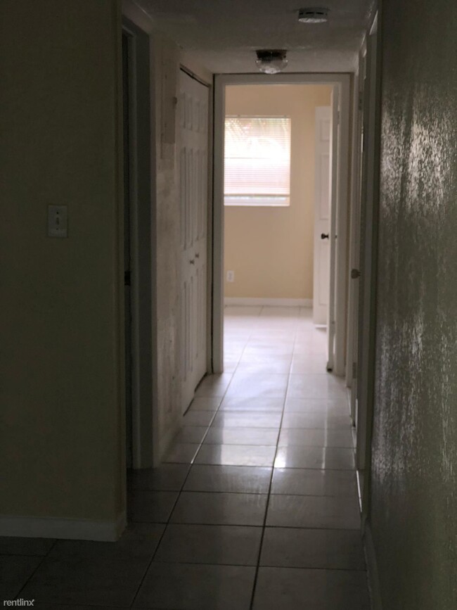 Building Photo - 3 br, 2 bath Duplex - 4240 Riverside Dr 42...