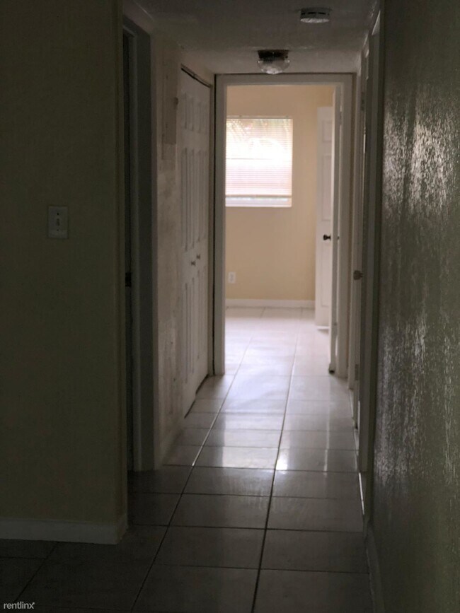 Building Photo - 3 br, 2 bath Duplex - 4240 Riverside Dr