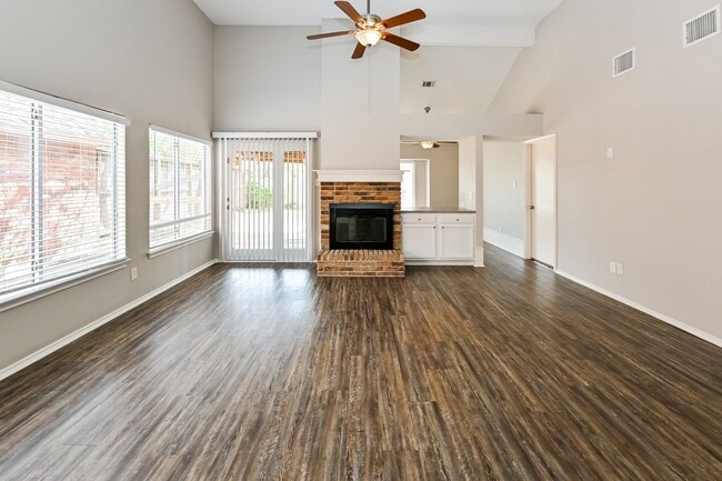 Foto del edificio - 11811 Meadowchase Dr