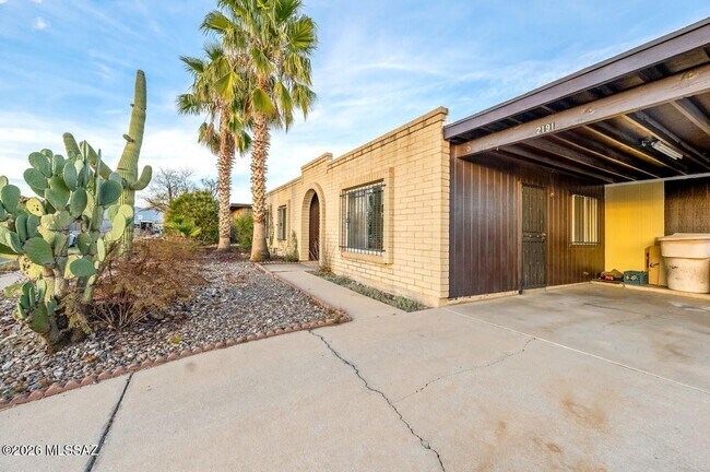 Building Photo - 2191 S Sunburst Dr