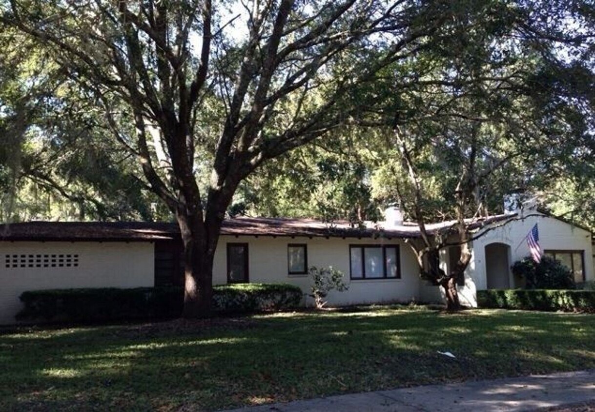Primary Photo - FALL 2026!!! Walk to the Gator Games from ...