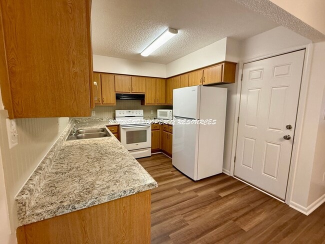Building Photo - Beautiful 2 Bedroom Duplex - Fresh & Clean!