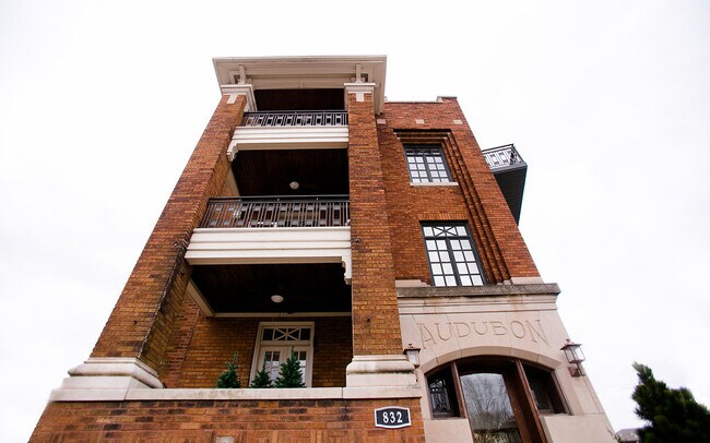 Building Photo - 832 SE Riverside Dr