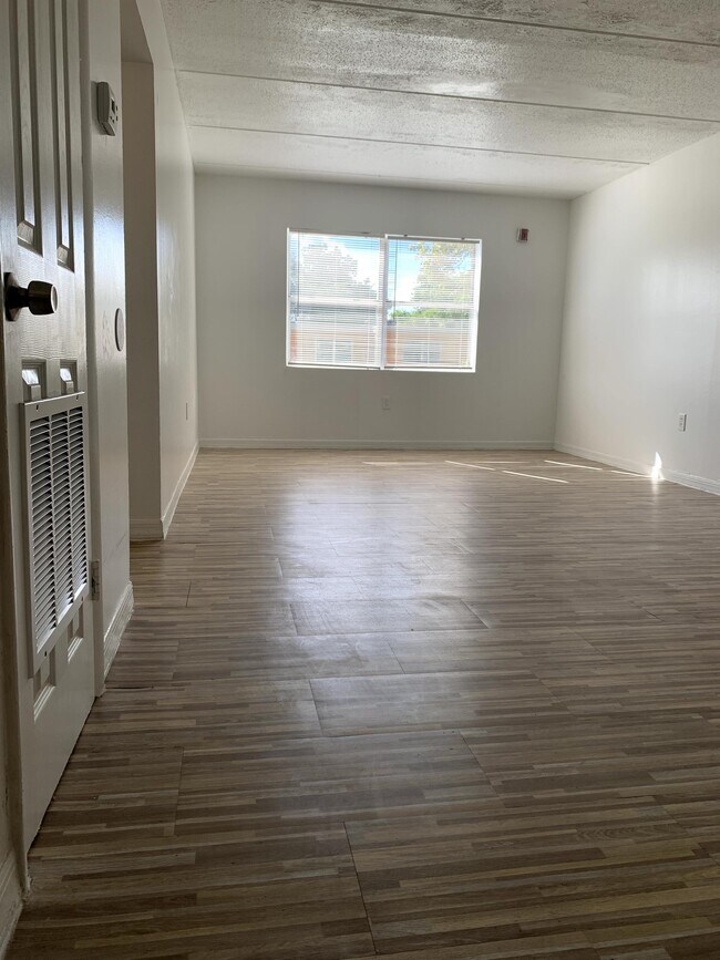 Foto del edificio - 418 W Oak Ridge Rd