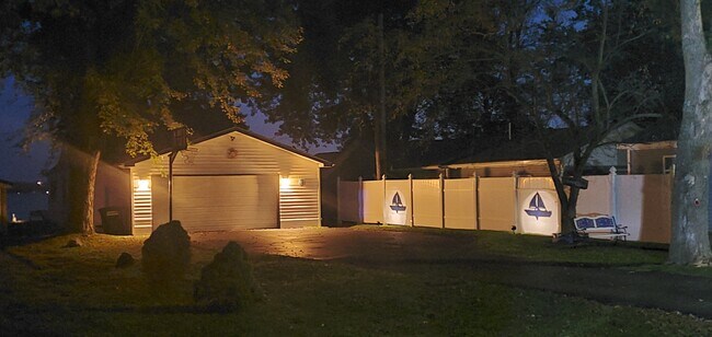 Building Photo - 2372 Lakeside Dr