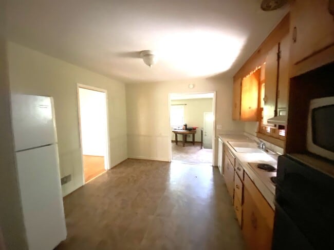 Building Photo - RENT SPECIAL! 3-4 BR Home! Large Brick hom...