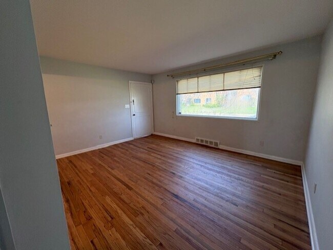 Foto del edificio - 1724-1726 Tanglewood Dr Akron OH 44313 MFH2 .PW .T1