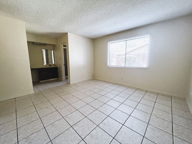 Building Photo - Spacious 3-bedroom home