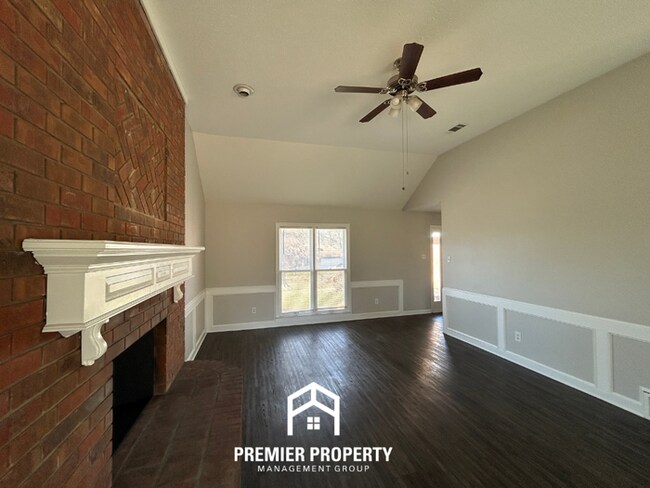Foto del edificio - Spacious 3BR Memphis Home | Vaulted Ceilings, Fireplace, 2-Car Garage & Fenced Yard