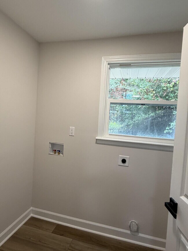 Foto del edificio - "Charming Columbia Home: Spacious 3-Bed, 2-Bath Retreat with Elegant Granite Countertops!"