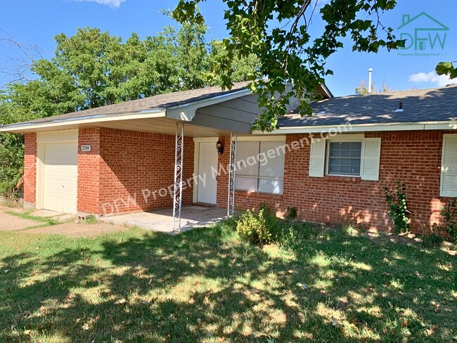 Foto del edificio - 2709 NW Hilltop Dr