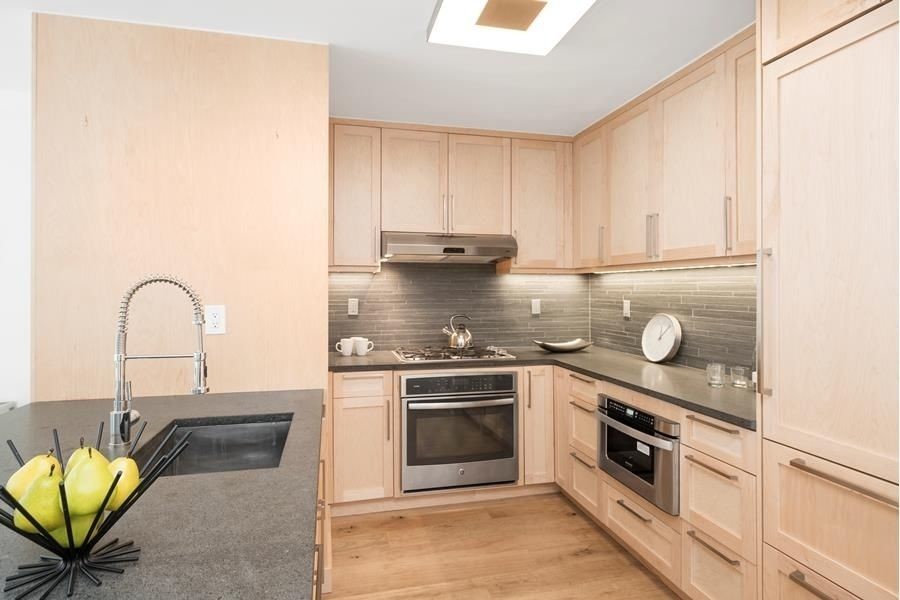 Primary Photo - 201 East 86th St