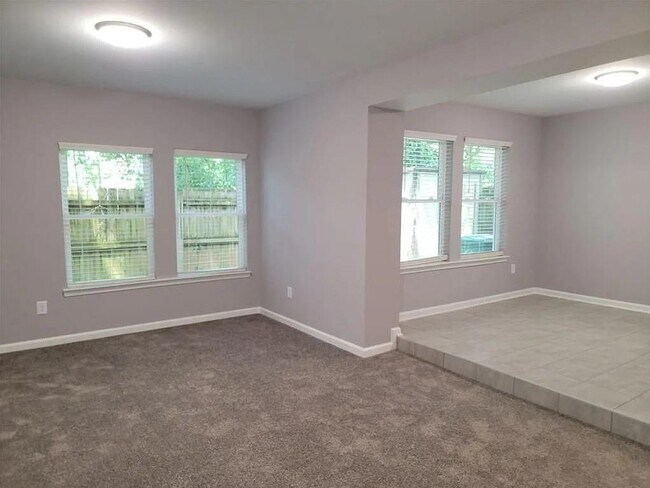 Building Photo - 2015 Oak Park Ln