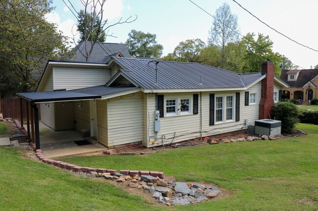 Building Photo - Adorable Home Downtown Pell City