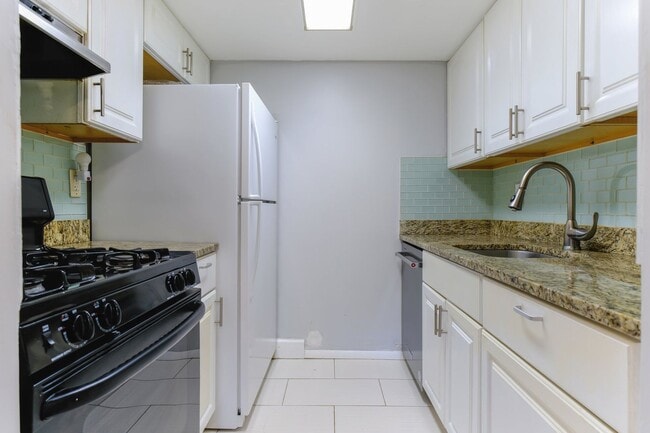 Building Photo - Move In Ready Townhome in Gaithersburg!