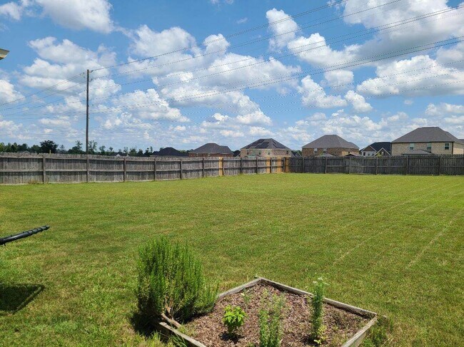Building Photo - 515 Hialeah Dr