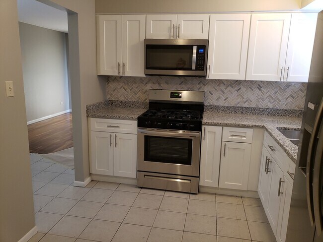 Foto del edificio - 224 E 95th St