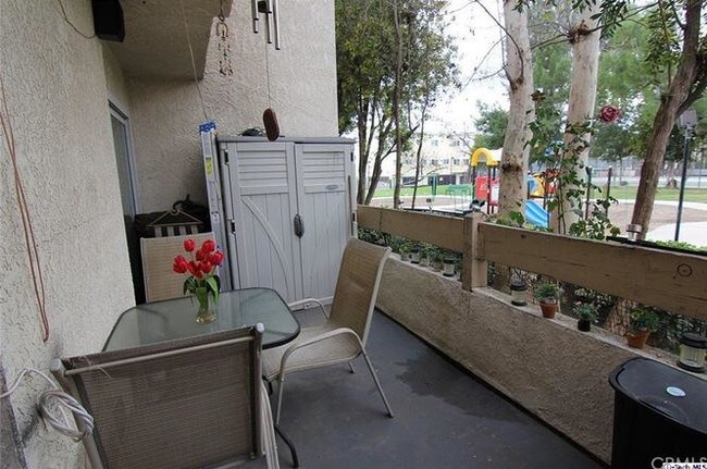 Balcón privado - 7631 Reseda Blvd