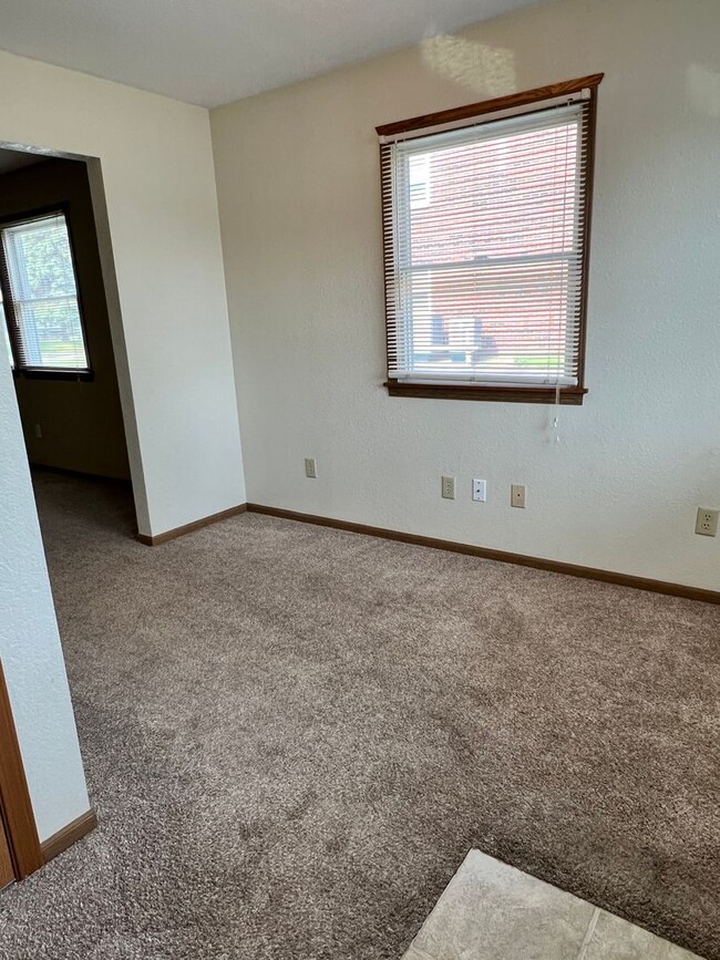 Building Photo - Three Bedroom One Bath Townhouse Near BGSU