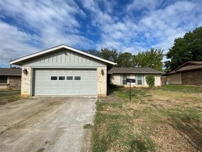 Building Photo - 701 Victoria Dr
