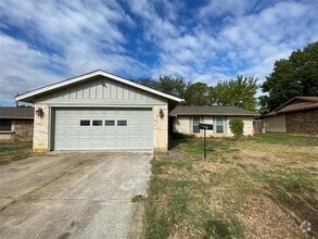 Building Photo - 701 Victoria Dr