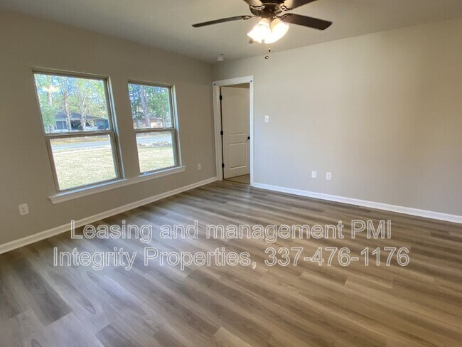 Foto del edificio - 300 Armstrong Dr