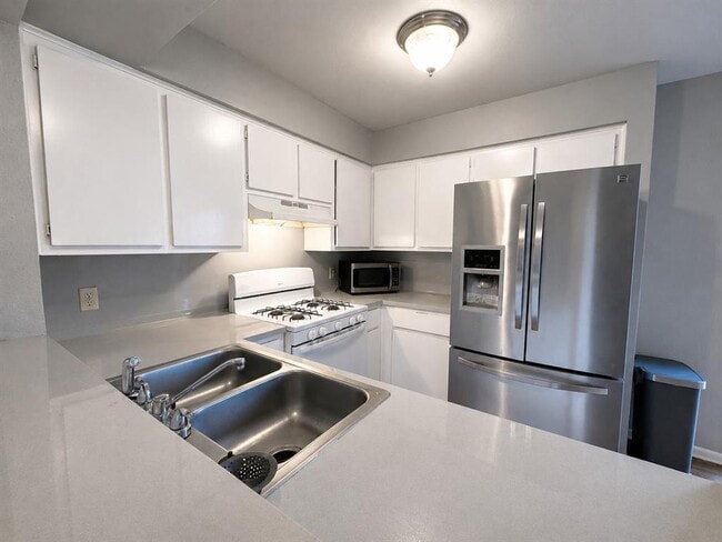 Foto del edificio - 2116 Gaston Pl Dr
