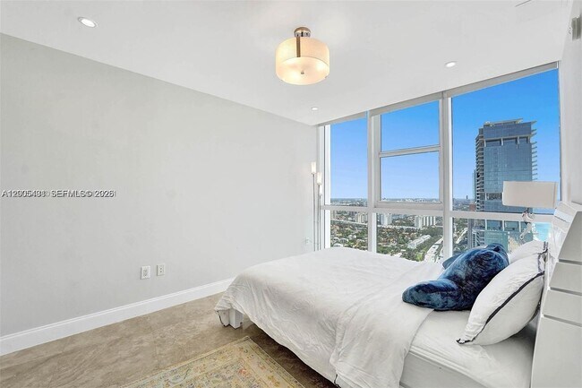 Foto del edificio - 18201 Collins Ave