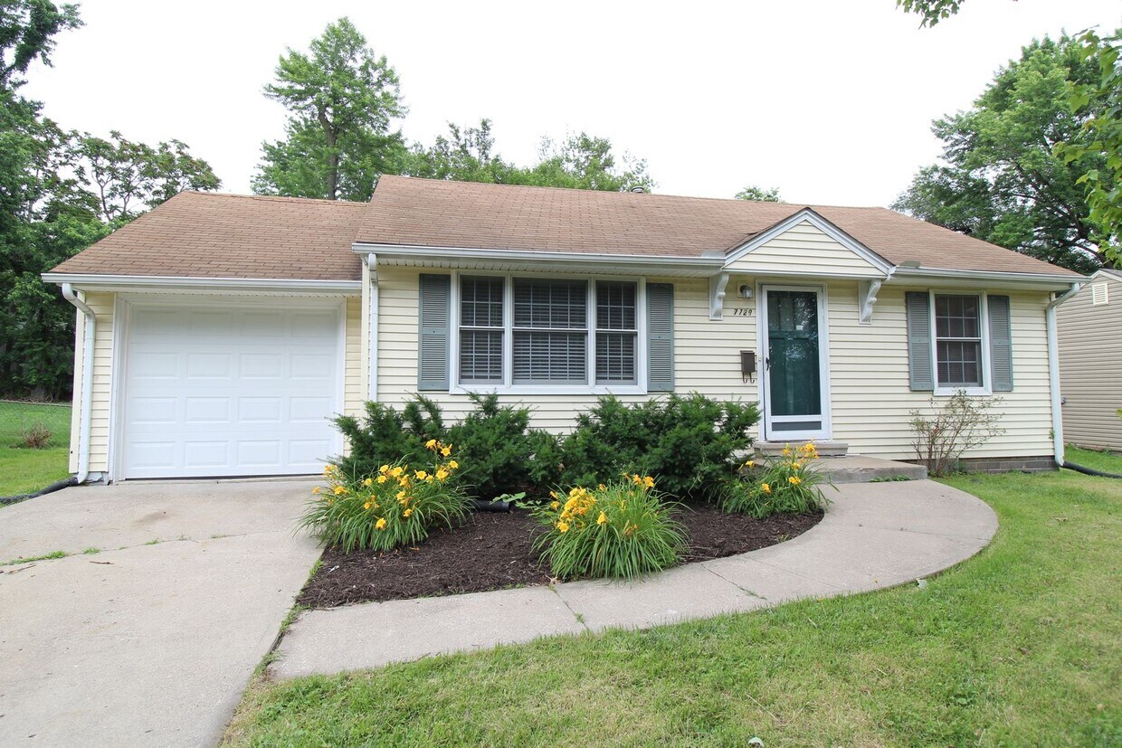 Foto principal - 2 Bedroom 1 Bath Home In Overland Park Kansas