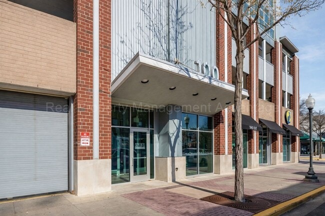 Building Photo - 2BR/2BA Skylofts Condo with Balcony & Garage Parking