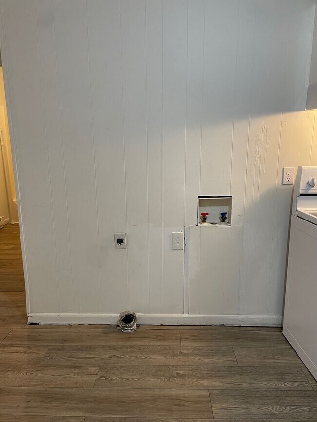 Building Photo - 1069