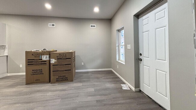Building Photo - Modern 3 Bed / 1 Bath Rental