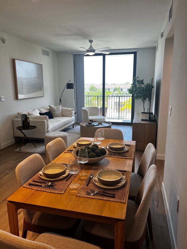 Foto principal - 670 W 74th Pl