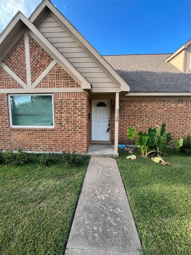 Building Photo - 5730 Cartagena St