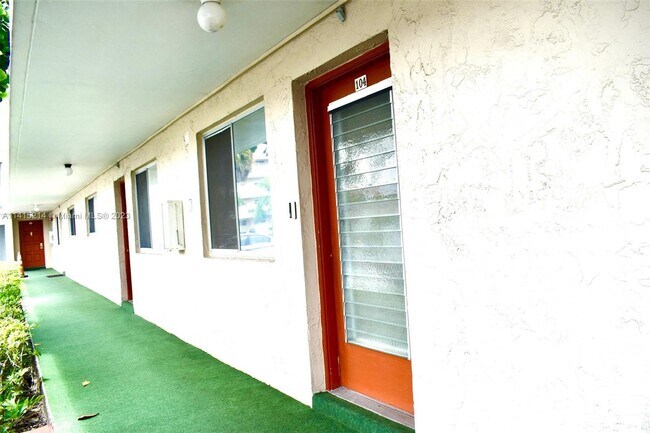 Foto del edificio - 3521 Inverrary Dr