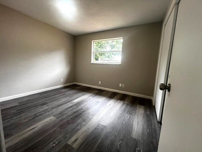 Building Photo - Charming 3-Bedroom Home with Spacious Layout & Attached Garage in the Heart of Daytona Beach