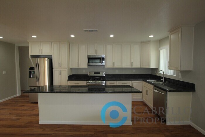 Foto principal - 2480 Hardy Dr