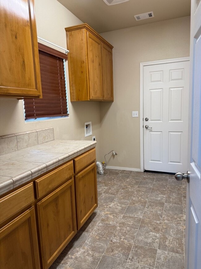 Building Photo - 4 bedroom 2 bath NW Visalia Home in Desira...