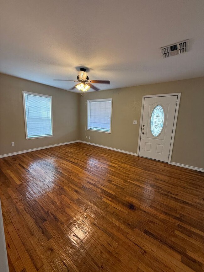 Building Photo - NEW ON MARKET