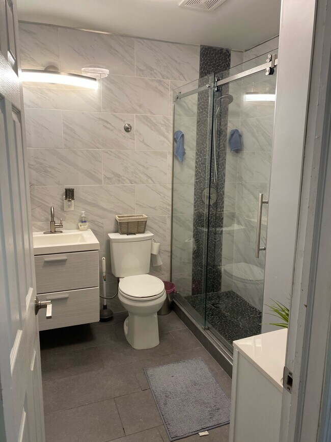 Baño del pasillo - 13414 135th Ave