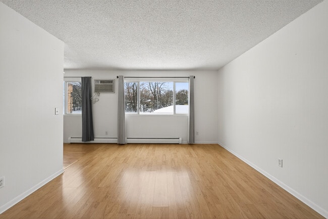 Building Photo - Rosco Apts- 2740