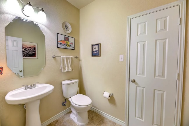 Building Photo - 2409 Creek Villas Dr